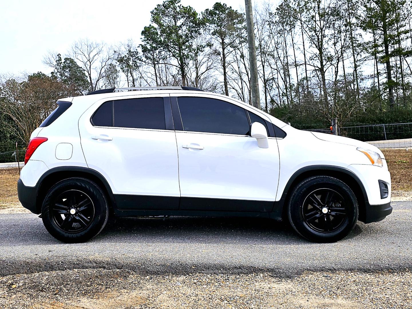 2016 White Chevrolet Trax LT (KL7CJLSB9GB) with an 1.4L L4 DOHC 16V engine, Automatic transmission, located at 18001 Kellogg Rd, Saucier, MS, 39574, (228) 832-1441, 39.421459, -76.641457 - Photo#3